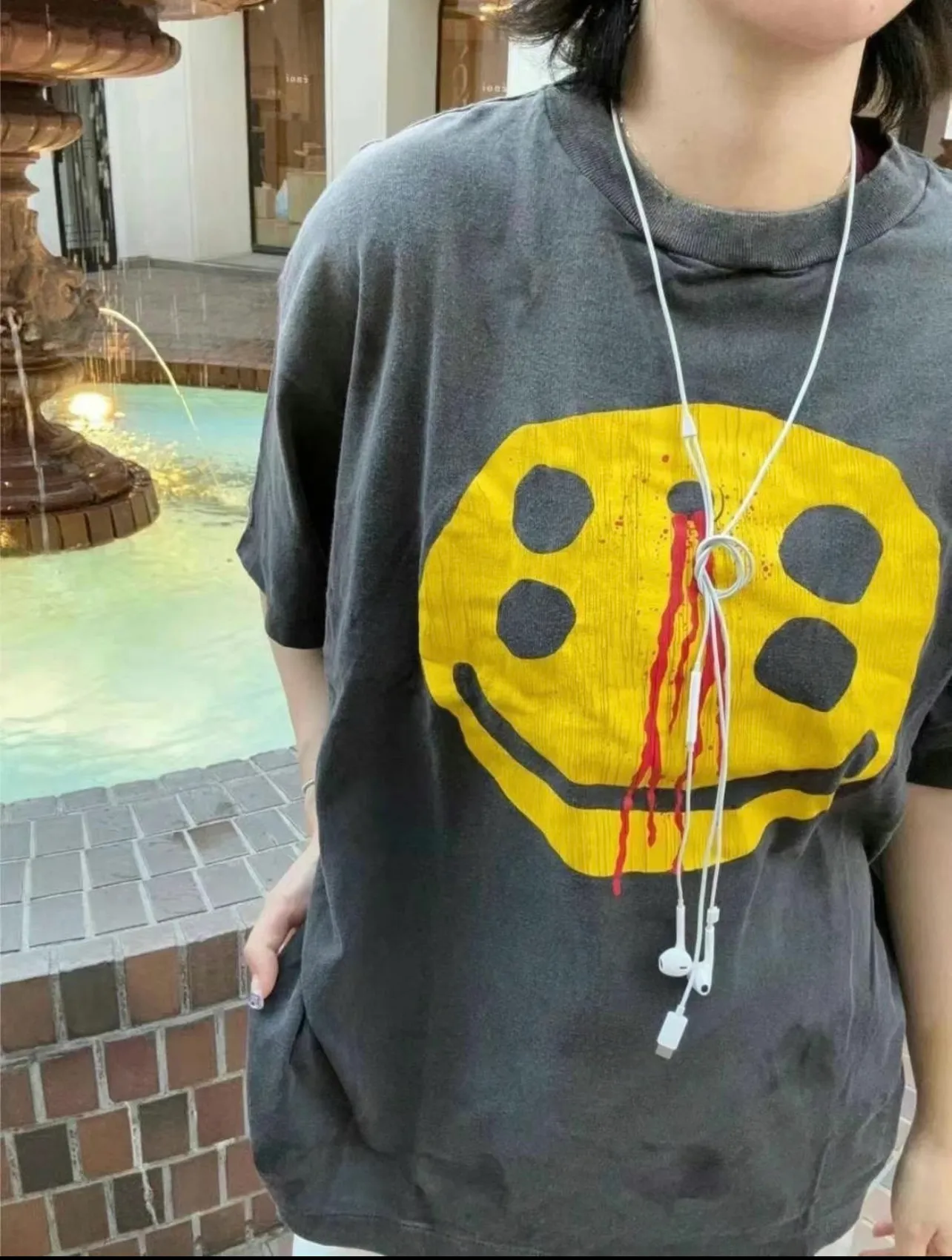 CACTUS PLANT FLEA MARKET x SAINT Mxxxxxx SMILE SS TEE/BLK CPFM co-branded model. Short-sleeved smiley face. Retro distressed TEE with four-eyed smile. Washed black S-XL. Look for the cylindrical fabric with no side seams. The open width is almost meaningless. Asut ready-made garments are dyed. The whole piece is sprayed and faded. The collar and cuffs are frayed. Many people hang it. Over-heavy work. Customized CPFM co-branded main mark/wash mark/with little angel for anti-counterfeiting
